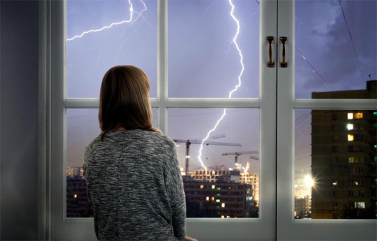 বজ্রপাতের সময় গাছের তলায় আশ্রয় নেবেন না। বেশি উচ্চতার জায়গায় বাজ পড়ার সম্ভাবনা বেশি থাকে। তাই এই সময় উচুঁ কাঠামো, পোলের কাছে না থাকাই শ্রেয়। ছবি: সংগৃহীত