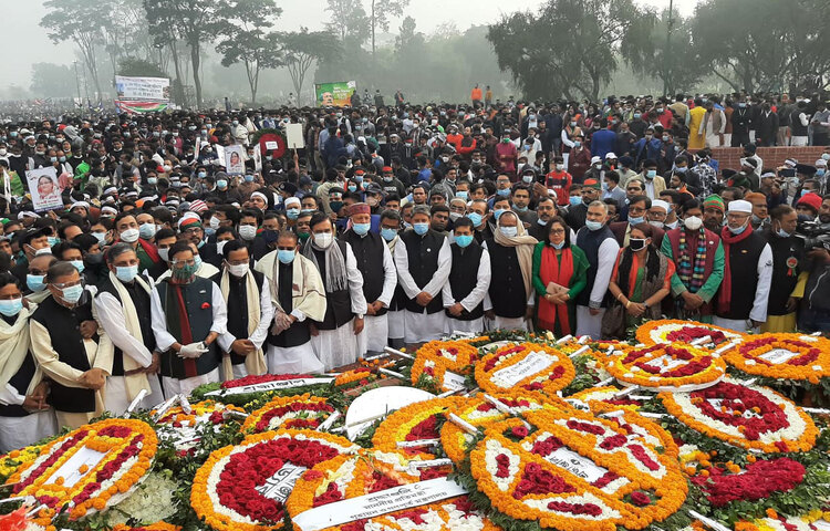 আওয়ামী লীগের নেতারা ফুলেল শ্রদ্ধা জ্ঞাপন করছেন স্মৃতিসৌধে। ছবি: জাগো নিউজ