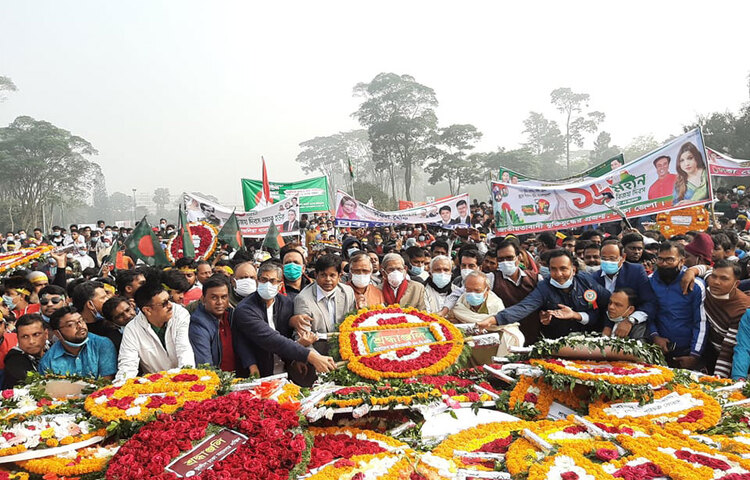 বাংলাদেশ জাতীয়তাবাদী দলের (বিএনপি) পক্ষ থেকে শহীদদের প্রতি শ্রদ্ধাঞ্জলি। ছবি: জাগো নিউজ