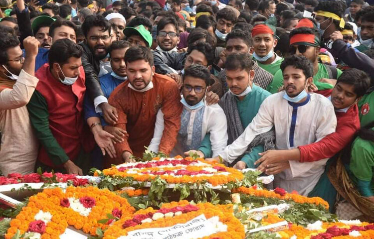 বীর শহীদদের প্রতি শ্রদ্ধা জানাচ্ছে বাংলাদেশ ছাত্র অধিকার পরিষদের নেতৃবৃন্দ। ছবি: জাগো নিউজ