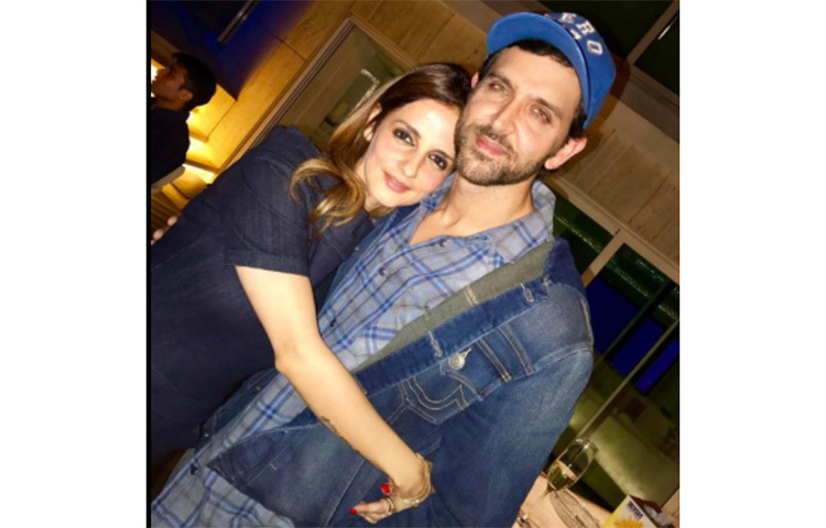 হৃত্বিক রোশন শুধু রাকেশ রোশনের ছেলেই নন, অভিনেতা সঞ্জয় খানের জামাই। ২০০০ সালে সঞ্জয় খানের মেয়ে সুজানের সঙ্গে বিয়ে হয় হৃত্বিকের। যদিও পরে সুজান-হৃত্বিকের বিবাহ-বিচ্ছেদ হয়ে যায়। ছবি: সংগৃহীত