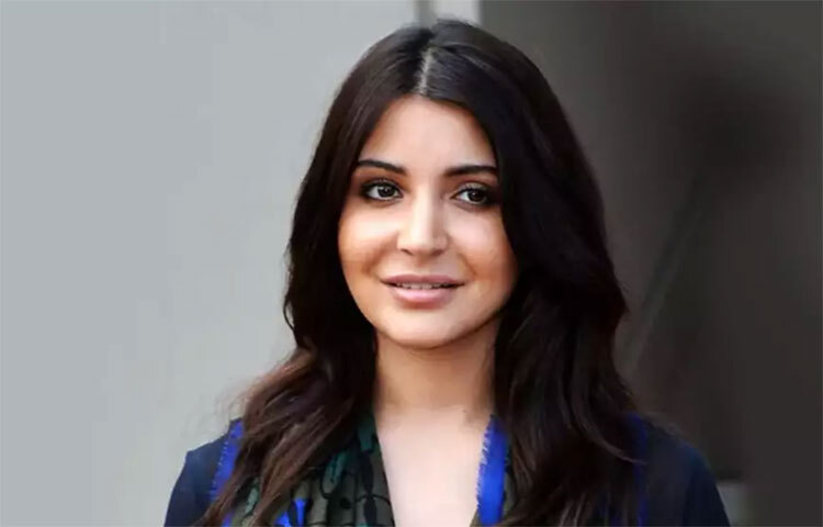 স্নাতক স্তরের পড়াশোনা শেষ করে তিনি মুম্বইয়ে আসেন মডেলিং জগতে নিজের ক্যারিয়ার তৈরি করার জন্য। বহু নামী বিজ্ঞাপন সংস্থার জন্যেও ফোটোশ্যুট করেছেন অনুশকা। ছবি: সংগৃহীত