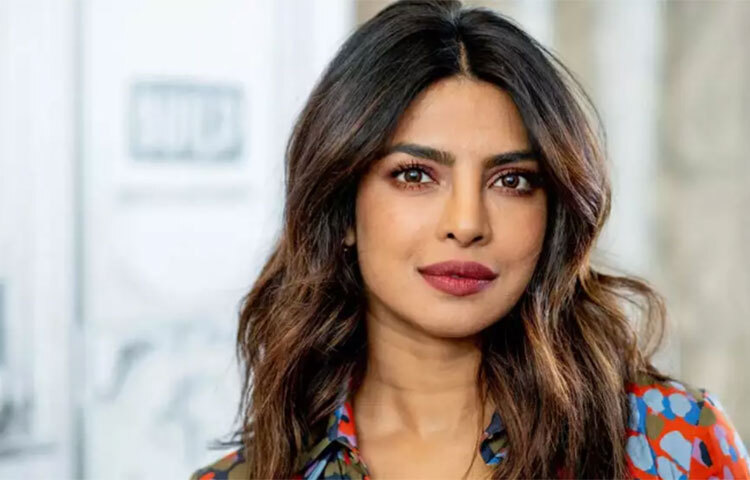 ২০০২ সালে তামিল ছবির মাধ্যমে অভিনয় জীবন শুরু করে এখন হলিউডও কাঁপাচ্ছেন ‘দেশি গার্ল’। দু’দশক ধরে একের পর এক হিট ছবি দর্শকদের উপহার দিয়ে চলেছেন অভিনেত্রী প্রিয়াঙ্কা চোপড়া জোনাস। ছবি: সংগৃহীত