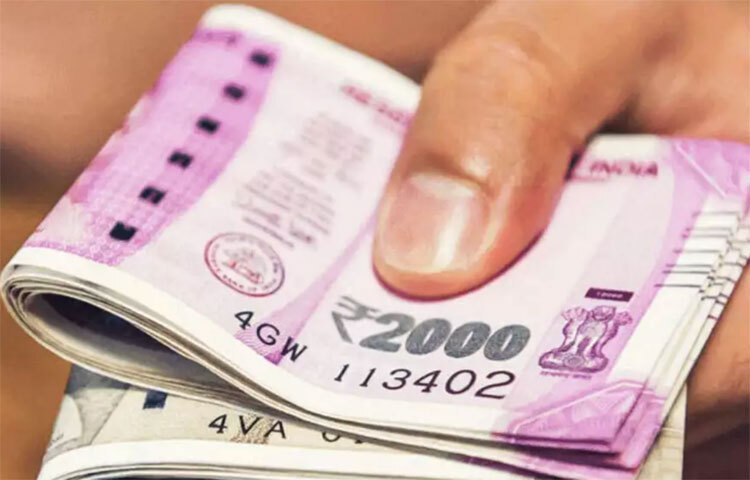 এখন তারা কোটির গুণিতকে আয় করলেও এক সময় পারিশ্রমিক হিসেবে দেড় থেকে পাঁচ হাজার রুপি পর্যন্ত পেয়েছিলেন। ছবি: সংগৃহীত