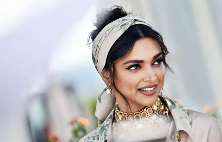 বলিউডের ‘পদ্মাবতী’ বড়পর্দায় পা রেখেছিলেন কন্নর ছবি ‘ঐশ্বরিয়া’র মাধ্যমে। তবে, ‘ওম শান্তি ওম’ ছবিতে শাহরুখ খানের বিপরীতে অভিনয় করার পর তিনি প্রচারে আসেন। এখন দীপিকা পাডুকোন সফল অভিনেত্রীদের মধ্যে একজন। ছবি: সংগৃহীত