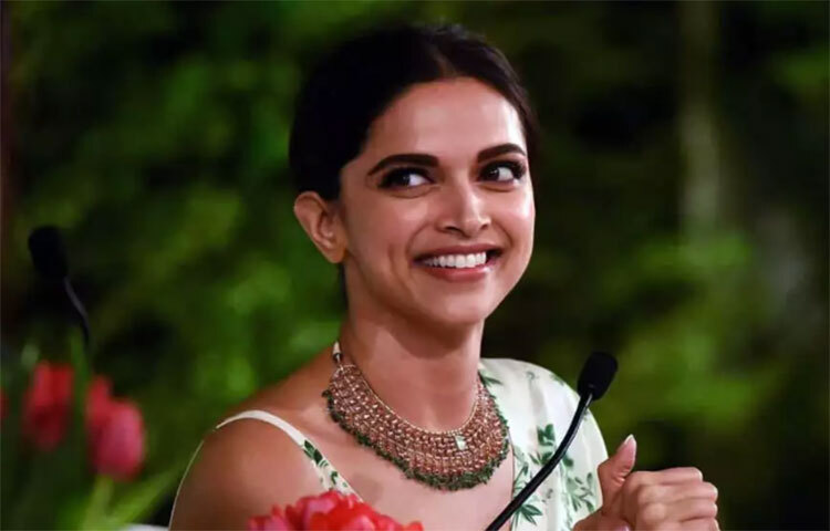 স্কুলজীবনে বেসবল ও ব্যাডমিন্টন খেলায় পারদর্শী ছিলেন তিনি। বাবার পথ অনুসরণ করার ইচ্ছা ছিল তার। কিন্তু আট বছর বয়স থেকে বিভিন্ন বিজ্ঞাপনের জন্যে শ্যুট করেছিলেন দীপিকা। পরে খেলার জগতের প্রতি আগ্রহ সরে গিয়ে তার পুরো নজর গিয়ে পড়ে মডেলিং জগতে। ছবি: সংগৃহীত