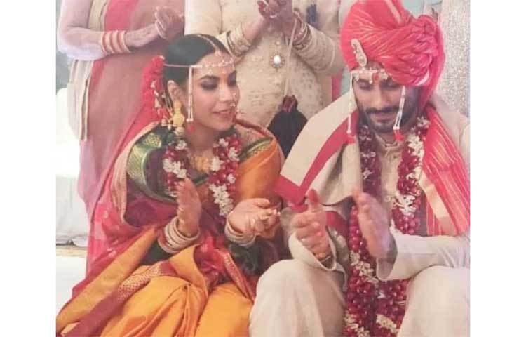 ২৩ জানুয়ারি লখনউয়ে বসপা নেতা পবন সাগরের মেয়ে সান্যর সঙ্গে বিয়ে হয় বলিউড তারকা রাজ বব্বর ও স্মিতা পাতিলের ছেলে প্রতীক বব্বরের। এই অনুষ্ঠানে হাজির ছিলেন বসপা সুপ্রিমো মায়াবতী ও সমাজবাদী পার্টি প্রধান অখিলেশ যাদব।