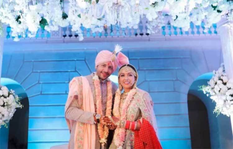 ১৫ ফেব্রুয়ারি হায়দরাবাদে ‘মণিকর্ণিকা: দ্য কুইন অফ ঝাঁসি’-র অভিনেতা নীহার পান্ডে সঙ্গে বিয়ে হয় গায়িকা নীতি মোহনের। নীহারের সঙ্গে এর আগে বলিউড তারকা দীপিকা পাদুকোনের সম্পর্ক ছিল। গত বছর রণবীর সিংহের হয়ে বিয়ে হয় দীপিকার। তার কয়েকমাসের মধ্যেই নীহারও বিয়ে করেন।