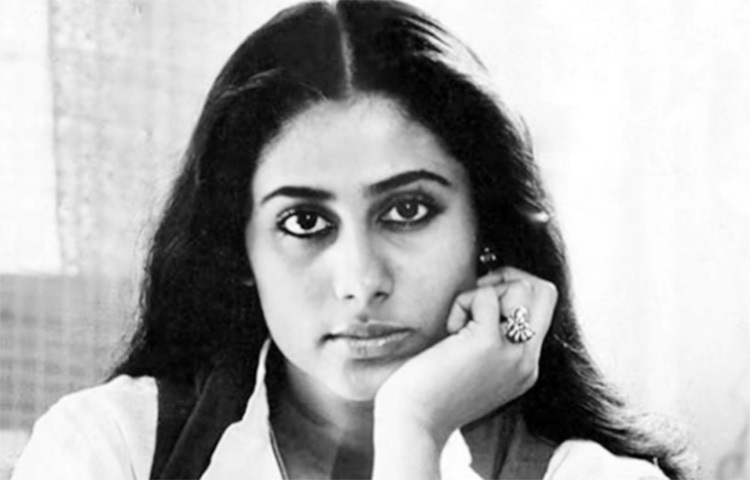 পুত্র প্রতীক বব্বরের জন্মের দুই সপ্তাহ পরে, ১৯৮৬ সালের ১৩ ডিসেম্বর মৃত্যু হয় আইকনিক তারকা, স্মিতা পাতিলের। ১৯৮৯ সালের ১৭ মার্চ মুক্তি পেয়েছিল তার শেষ ছবি ‘গোলিয়োঁ কে বাদশা’। ছবি: সংগৃহীত