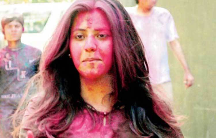 প্রযোজক একতা কাপুরও প্রতিবছর ধুমধাম করে হোলি পালন করে থাকেন। তার পার্টিতে আমন্ত্রিত থাকেন বলিউডের ছোট-বড় সমস্ত অভিনেতা-অভিনেত্রীরা। যাতে কেউই তার পার্টিতে এসে নিজেকে বঞ্চিত মনে না করেন বা কোনোভাবে বিরক্ত বা একঘেয়ে না লাগে, সে দিকে ভীষণ খেয়াল রাখেন তিনি।