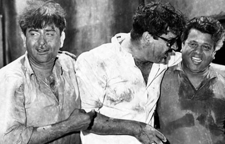 কাপুর পরিবার তো বটেই, বলি ইন্ডাস্ট্রির সমস্ত অভিনেতা-অভিনেত্রীরাই তাদের পরিবার নিয়ে এই দিনের পার্টিতে যোগ দিতেন। নিজে দাঁড়িয়ে থেকে পার্টির তত্ত্বাবধান করতেন রাজ কপুর।