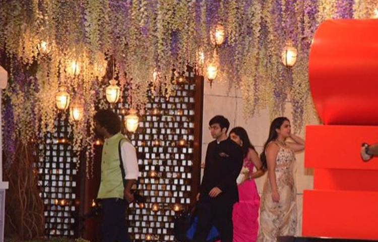 মুকেশ আম্বানির ভাগ্নির নাম অ্যান্টিলিয়া। তার ফের বিয়ের রোশনাই বাজছে। ভাগ্নির বিয়ে উপলক্ষে জমকালো পার্টি দিলেন মুকেশ অম্বানী। বিয়ের সেই পার্টিতে চাঁদের হাট আম্বানিদের বাড়িতে। হাজির ছিলেন বলিউডের একাধিক তারকা।