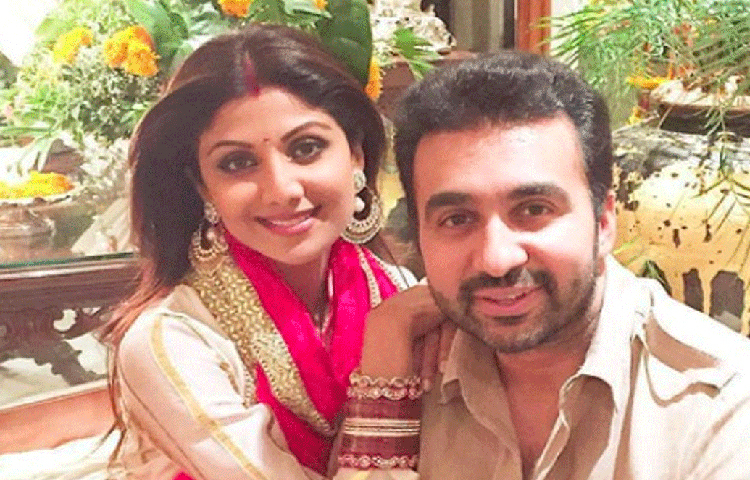 সমুদ্রের ঢেউ, ফুরফুরে বাতাস আর ঝলমলে আকাশ। কে না চায়, আরব সাগরের তীরে এমন সুন্দর পরিবেশে স্বপ্নের বাড়ি করতে! শাহরুখের মান্নাত এত দিন আলোচনার বিষয়। কিন্তু জানেন কি, শিল্পা শেটি এবং তার স্বামী রাজ কুন্দ্রাও আরব সাগরের তীরে তাদের স্বপ্নের বাড়ি বানিয়েছেন?