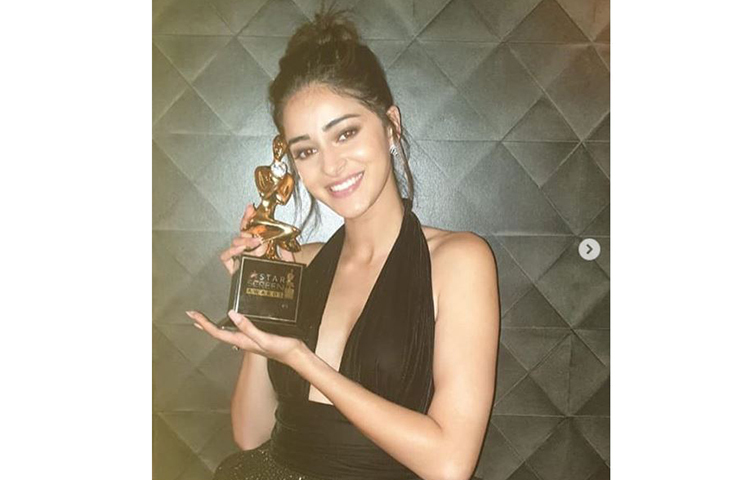 অনন্যা পান্ডে অ্যাওয়ার্ড পেয়ে আনন্দিত।