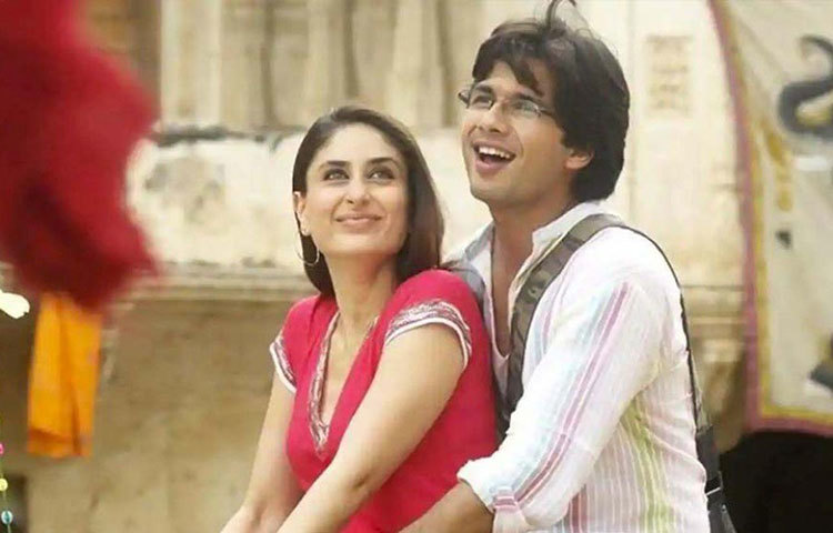 বলিউডের খানদানি কাপুর পরিবারে সোনার চামচ মুখে নিয়েই জন্ম। কিন্তু করিশমা এবং কারিনার শৈশব সুখের হয়নি। তাদের ছোটবেলাতেই বিচ্ছেদ হয়ে যায় বাবা রণধীর কাপুর এবং মা ববিতার। দুই বোনকে একাই বড় করেন ববিতা। কাপুর পরিবারের প্রচলিত ধারা মেনে মেয়েদের নায়িকা তৈরি করেন।