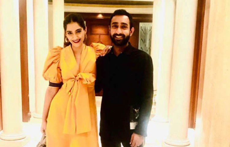 দিল্লিতে বিলাসবহুল বাড়িতে স্বামী আনন্দ আহুজার সঙ্গে দিন কাটাচ্ছেন গৃহবন্দি সোনম।