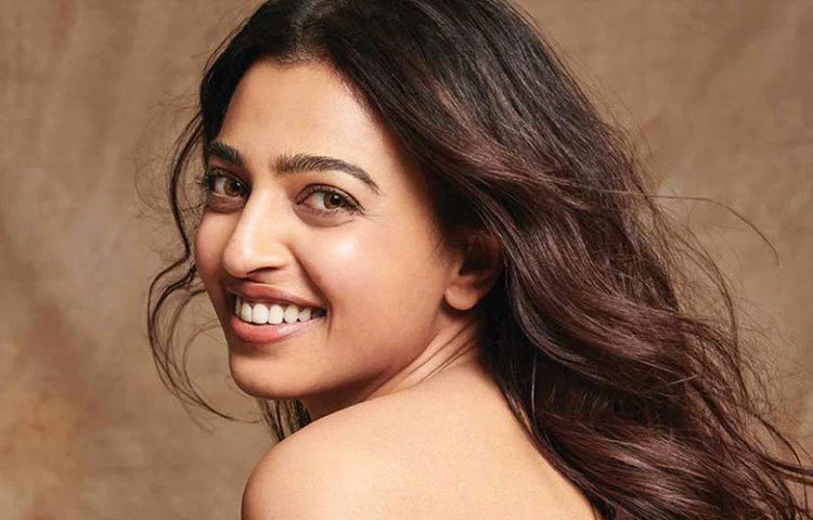 ক্যারিয়ারের মাঝপথে ২০১১ সালে বলিউড থেকে ব্রেক নিয়েছিলেন রাধিকা আপ্তে। গিয়েছিলেন লন্ডনে। কন্টেম্পোরারি ডান্স শিখতে। নাচের সূত্রেই আলাপ গানের মানুষের সঙ্গে।