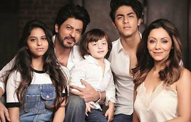 শাহরুখের বয়স যখন ৪৮। তখন সারোগেসির সাহায্যে আব্রামকে ঘরে নিয়ে আসলেন গৌরী খান। তৃতীয় সন্তানের বাবা হলেন শাহরুখ।