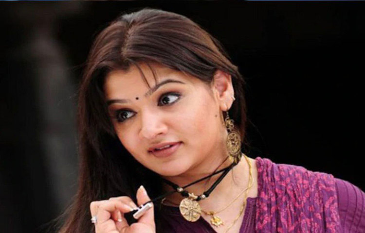 আরতির জন্ম ১৯৮৪ সালে ৫ মার্চ, আমেরিকার নিউ জার্সি শহরে। সেখানেই তার বাবা শশাঙ্ক হোটেলের ব্যবসা করতেন। মা, ভীমা ছিলেন গৃহবধূ। দুই ভাইবোনের সঙ্গে আরতির শৈশব কেটেছিল আমেরিকাতেই।