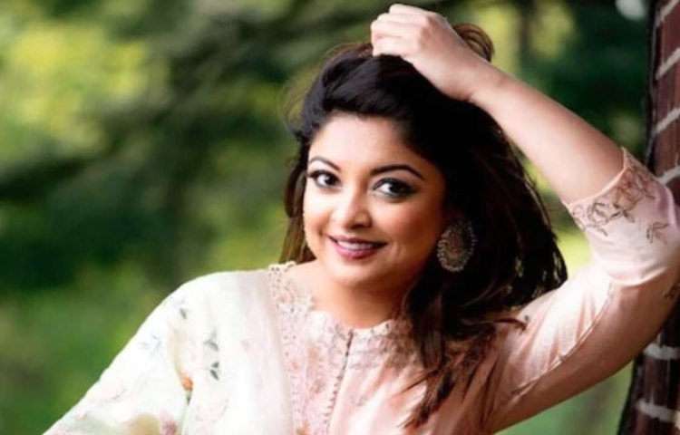 তনুশ্রী দত্ত: মি টু মুভমেন্টের পর ফের আলোচনার কেন্দ্রে এসেছেন অভিনেত্রী তনুশ্রী দত্ত। ‘আশিক বনায়া আপনে’ সিনেমার মাধ্যমে বলিউডে অভিষেক হয়েছিল তার। সিনেমা হিট হওয়ার পরও ক্যারিয়ারে বেশ লড়াই করতে হয় তাকে। অভিনেতা নান পাটেকরের সঙ্গে হর্ন ওকে প্লিজ সিনেমার সেটে একটি ঘটনার পর ফিল্ম ইন্ডাস্ট্রি থেকে দূরত্ব বাড়িয়ে দেন তনুশ্রী।