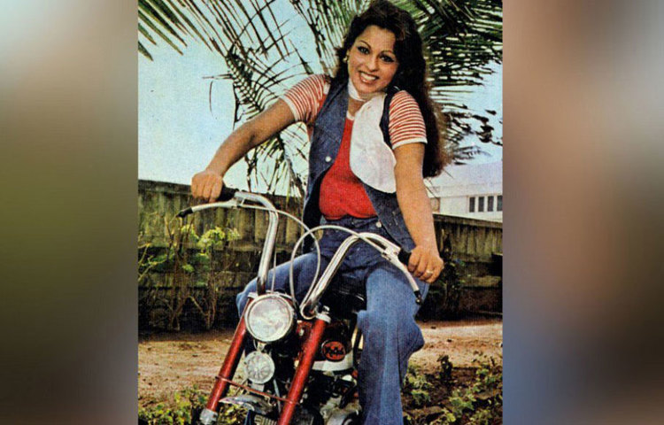 নায়িকা হিসেবে জনপ্রিয়তায় তার বোনের ধারে কাছেও পৌঁছতে পারেননি। কিন্তু দুই বোনের ঘরোয়া ঘেরাটোপে পা রাখতে পারেনি বলিউড। সেই বলিউড, যেখানে দিদিকে অনুসরণ করে যেখানে পা রেখেছিলেন সিম্পল কাপাডিয়া। পর্দায় এবং পর্দার বাইরে, দু’ দিকেই ডিম্পলের এই বোনের জীবন ছিল স্পল্পস্থায়ী।