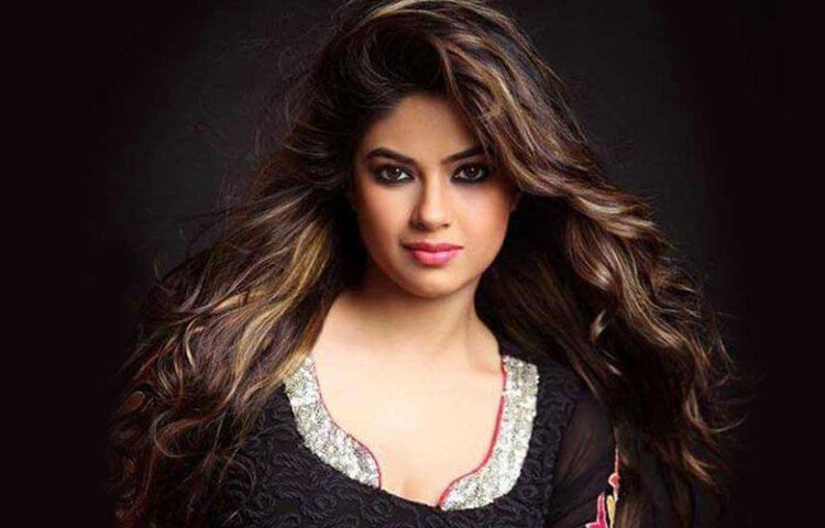 পরিণীতি চোপড়া স্বীকার করেন না তাদের মধ্যে কোনা ঘনিষ্ঠ আত্মীয়তা আছে। প্রিয়াঙ্কা চোপড়ার দ্বারস্থও তিনি হননি সাহায্যের আশায়। নিজের চেষ্টায় অভিনেত্রী হিসেবে পরিচিতি তৈরি করেছেন মীরা চোপড়া। বলিউডে বিশেষ জনপ্রিয়তা না পেলেও দক্ষিণী ছবির ইন্ডাস্ট্রিতে পরিচিত নাম, প্রিয়াঙ্কা চোপড়ার এই চাচাতো বোন।