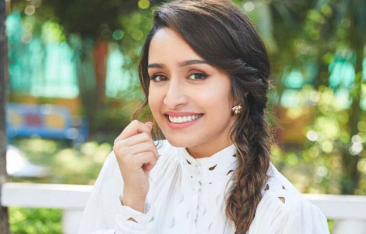 ২০১৯ সাল থেকে নিজেকে ‘ভেগান’ বলে পরিচয় দেন শ্রদ্ধা কাপুর। ২০১৯ সাল থেকেই আমিষ খাবারকে বিদায় জানিয়েছেন শক্তি কাপুরের মেয়ে। নিজের খুশির জন্যই আমিষ খাওয়া ছেড়েছেন বলে জানান শ্রদ্ধা।