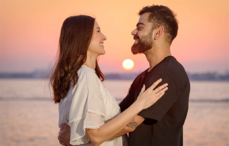 আমার প্রতিদিনের প্রতি মুহূর্তের ভ্যালেন্টাইন, নতুন মা অনুশকা শর্মা স্বামী বিরাট কোহলির সঙ্গে একটি দুর্দান্ত পোস্ট শেয়ার করেছেন। আজকের এই দিনটি মোটেই বড় নয় কিন্তু সূর্যাস্তের সময়ের ছবিটি এক আলাদা মাত্রা যোগ করেছে, স্ত্রীর পোস্টে স্বামীর প্রতিক্রিয়া। ছবি: ইনস্টাগ্রাম