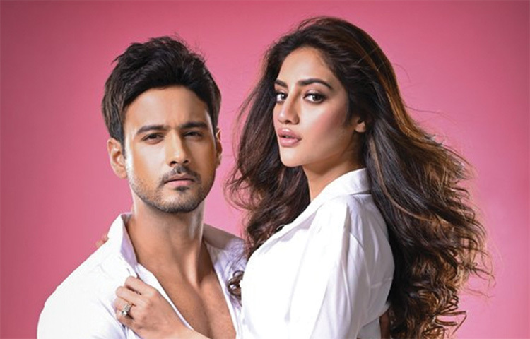 টালিগঞ্জের নায়িকা সাংসদ নুসরাত এর আগে প্রেম, বিয়ে, বিচ্ছেদের একাধিক ঘটনা নিয়ে আলোচনায় এসেছেন। কিন্তু এবার অন্যরকম খবর ছড়িয়েছে নুসরাতকে নিয়ে। আর তা হচ্ছে, তিনি মা হতে চলেছেন। কিন্তু এই ‘সন্তানের জন্মদাতা কে’ এ নিয়ে চলছে নানা মুখরোচক আলোচনা। ছবি: সংগৃহীত