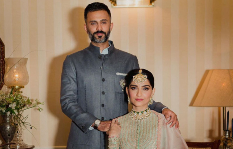 ক্যারিয়ারের শুরুর দিকে রণবীর কাপুরের প্রেমে পড়েছিলেন সোনম কাপুর। কিন্তু সেই প্রেমকাহিনি স্থায়ী হয়নি বেশিদিন। এরপরই দিল্লির ব্যবসায়ী আনন্দ আহুজার সাথে সম্পর্ক তৈরি করেন। শেষ পর্যন্ত জীবনসঙ্গী হিসাবে আনন্দকেই বেছে নেন সোনম। ছবি: সংগৃহীত