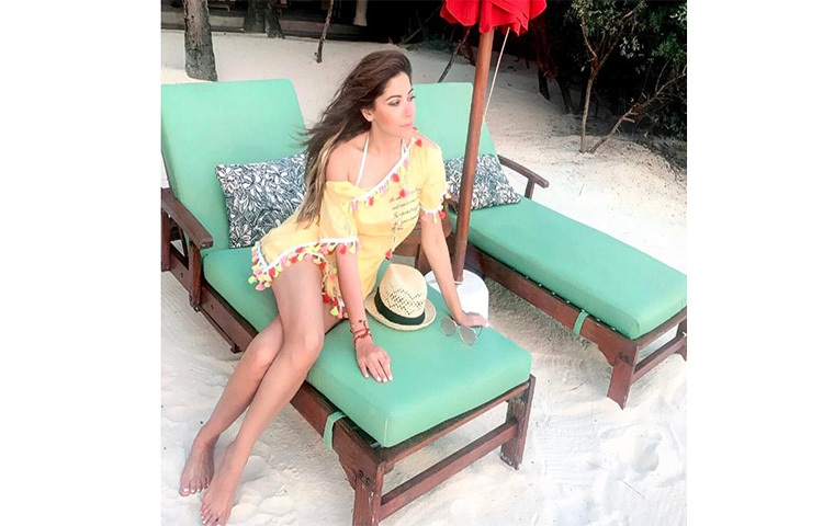 বেবি ডল থেকে চিট্টিয়া কলাইয়া গানে বলিউডে নিজের জায়গা করে নিয়েছেন কণিকা কাপুর। শুধুমাত্র তার কণ্ঠের জাদুতে নয়, কণিকার সৌন্দর্যেও কাবু নেটদুনিয়া। ছবি: সংগৃহীত