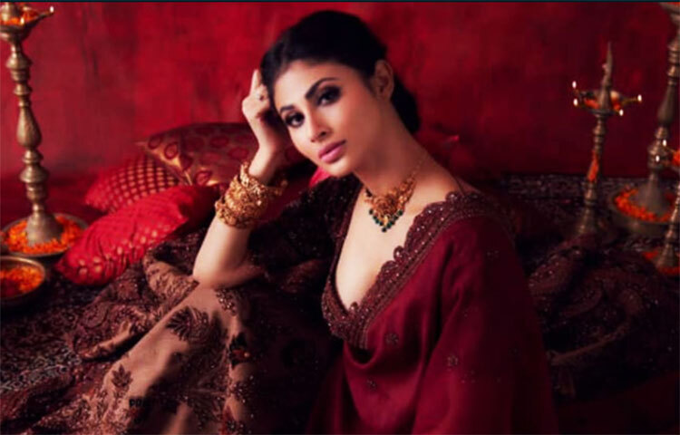 বলিউডের গ্লামার গার্ল ও নতুন প্রজন্মের আলোচিত নায়িকা মৌনি রায়। তবে জীবনসঙ্গী হিসেবে বেছে নিয়েছেন গ্লামার দুনিয়ার বাইরের একজনকে। ছবি: সংগৃহীত