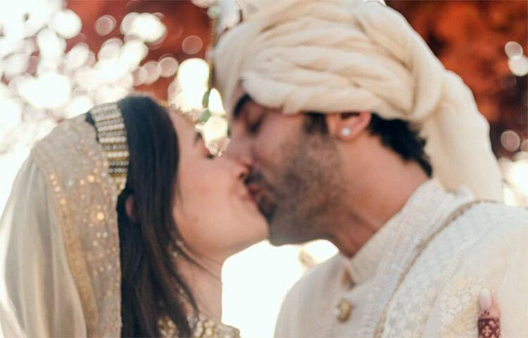 বৃহস্পতিবার আলিয়া ভাট রণবীর কাপুরের সম্পর্ক বদলে গেল। এখন তারা স্বামী-স্ত্রী। বলিউডের ‘ক্যাসানোভা’ রণবীর কাপুর বন্দি হলেন বিয়ের বাঁধনে। কাপুর ও ভাট পরিবার একাকার এই বিয়েকে ঘিরে। সবার মাঝে সাতপাক সেরেই তড়িঘড়ি ঠোঁটে ঠোঁটে বন্ধনে ধরা দিলেন সদ্য বিবাহিত দম্পতি। চুম্বনে, উষ্ণতায় মিলেমিশে একাকার ‘রণবীর-আলিয়া’। ছবি: সংগৃহীত