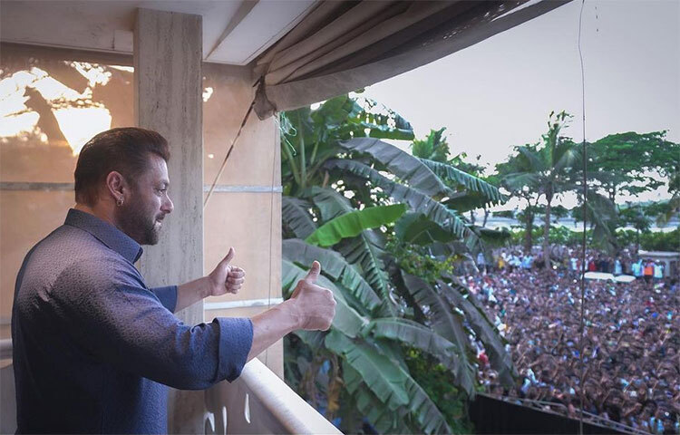 এবারের ঈদে ভক্তদের সামনে এভাবেই হাজির হয়েছেন বলিউড সুপারস্টার সালমান খান। তার বাড়ির বারান্দা থেকে অসংখ্য ভক্তদের সঙ্গে ঈদের শুভেচ্ছা বিনিময় করেছেন। ছবি: সংগৃহীত