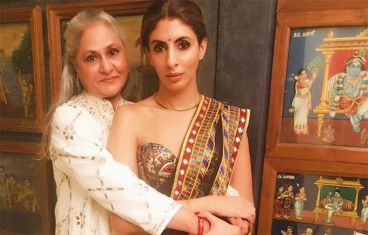 প্রতিবারের মা দিবসে প্রথমেই উঠে আসে বচ্চন পরিবারের নাম। জয়া বচ্চনের বাহুডোরে একমাত্র কন্যা শ্বেতা বচ্চন নন্দা। ছবি: সংগৃহীত