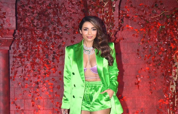 করণ জোহরের জন্মদিনে সবুজ ব্লেজার ড্রেসে মালাইকা। জন্মদিনের অনুষ্ঠানে তাকে পেয়ে ব্যাপক আনন্দিত হন করণ। ছবি: সংগৃহীত