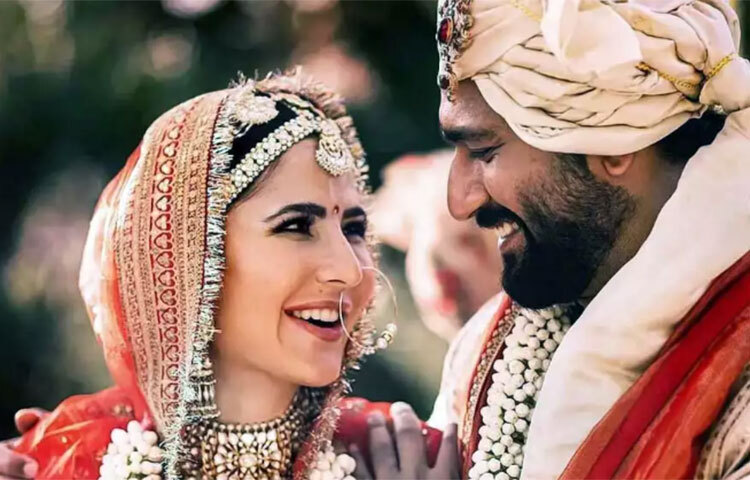 সম্প্রতি ভিকি-ক্যাটের বিয়ে উপলক্ষে বলিপাড়ায় বিয়ের সানাই বেজেছে। পাপারাৎজি থেকে অনুরাগী সকলেই তাদের নিয়ে উৎসুক। নেটমাধ্যমে মাঝেমধ্যেই নিজেদের অন্তরঙ্গ মুহূর্তের ছবি ভাগ করে নেন এই জুটি। ছবি: সংগৃহীত