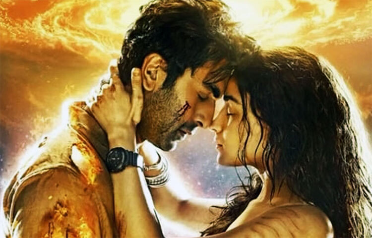 প্রায় এক দশকের পরিশ্রম। অবশেষে গত ৯ সেপ্টেম্বর, শুক্রবার ভারতজুড়ে হিন্দি, তেলুগু, কন্নড়, মালয়ালমসহ ছয়টি ভাষায় মুক্তি পেয়েছে ‘ব্রহ্মাস্ত্র’ ছবির প্রথম পর্ব। ছবি: সংগৃহীত