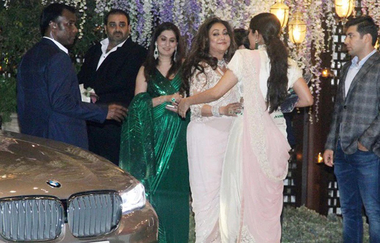 অনিল আম্বানির স্ত্রী টিনা সেজেছিলেন হালকা গোলাপি রঙের শাড়িতে। একইরকম রঙের শাড়িতে পার্টিতে দেখা গেল মুকেশ ও অনিলের মা কোকিলাবেনকেও।