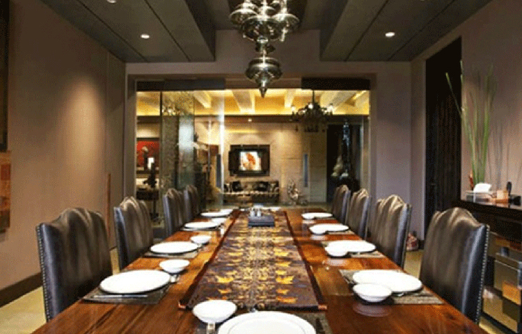 পরিবারের সদস্য সংখ্যা মাত্র তিনজন। কিন্তু অতিথিদের কথা মাথায় রেখে ডাইনিং রুম সাজানো হয়েছে। সেখানে রয়েছে বিশালাকার একটি টেবিল।