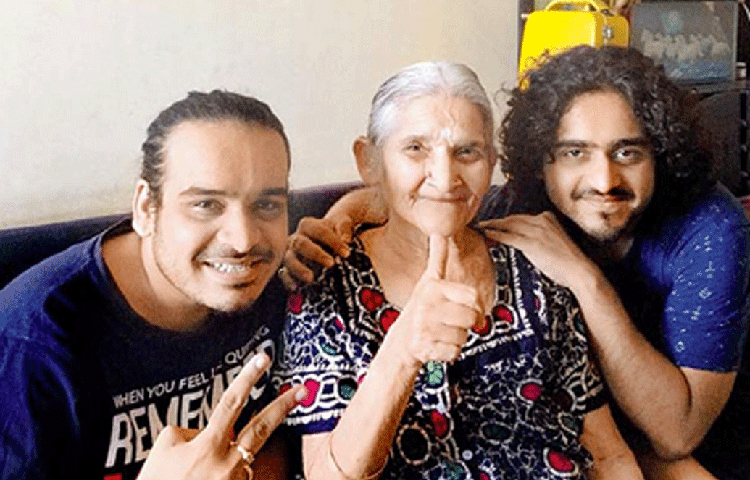 তার ছেলে রবীন্দ্র একজন থিয়েটার অভিনেতা আর নাতি আভাস গান-বাজনা নিয়ে থাকেন। তার একটি গানের ব্যান্ডও রয়েছে।