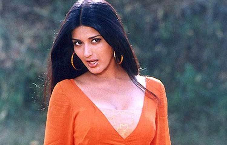 শুধু হিন্দি ও তামিল নয়, ২০০১ সালে তেলেগু ছবির ডেবিউ করেন সোনালি। তেলেগু ফিল্ম-ইতিহাসে এই ‘মহেশ বাবু’ ছবিটি আজও বিখ্যাত।