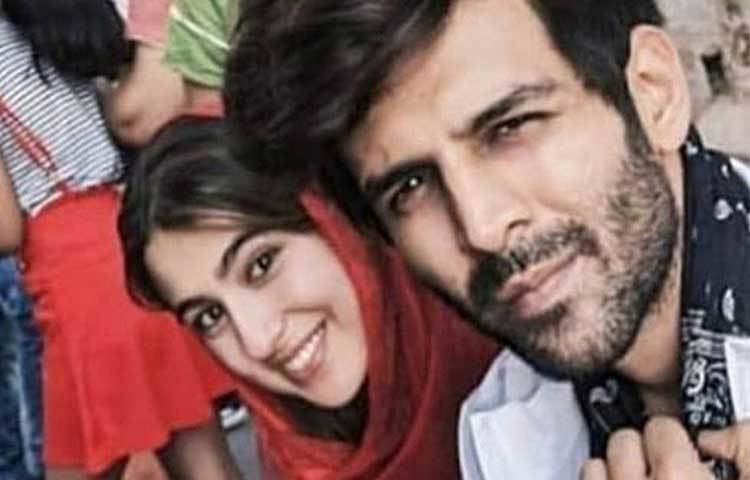 কার্তিক আরিয়ান এবং সারা আলি খান: অনন্যা পান্ডের সঙ্গে সম্পর্কের আগে সারা আলি খানের সঙ্গে তার নাম জড়িয়েছিল। যদিও দু’জনে এই সম্পর্ক নিয়ে কোনোদিনই প্রকাশ্যে কিছু বলেননি।