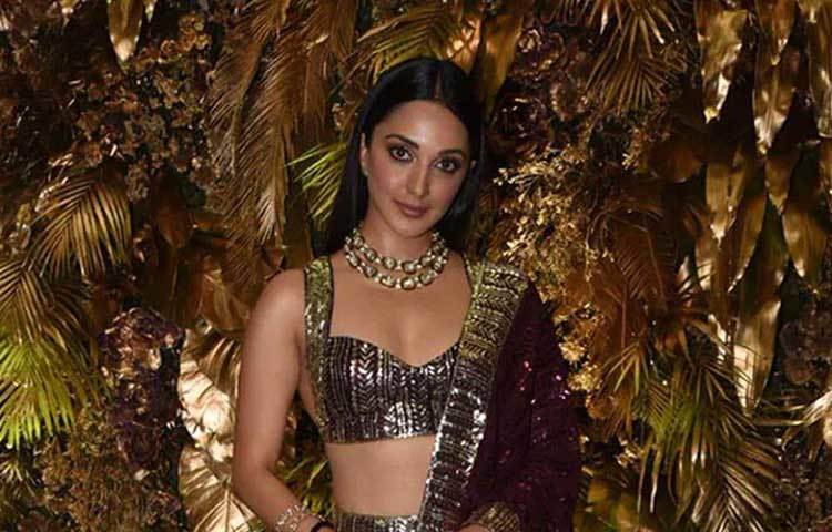 কিয়ারা আডবাণী বেছে নিয়েছিলেন রুপোলি জরির কাজ করা মেরুন লেহেঙ্গা।