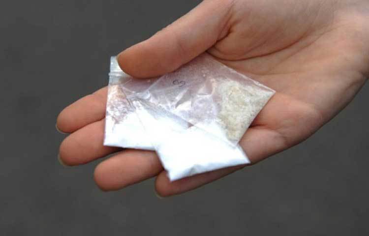 এক ব্যক্তি গাড়ি থেকে নেমে এটিএমে যান। তার ঠিক পরেই আরও এক ব্যক্তি ওই এটিএমে ঢোকেন। পুলিশ তখনই গিয়ে তাদের দু’জনকেই ধরে ফেলে। দেখা যায়, তাদের মধ্যে একজন ফারদিন খান। আর দ্বিতীয় জন ছিলেন একজন ড্রাগ পেডলার। যিনি বলিউডে ড্রাগ সরবরাহ করে থাকেন।