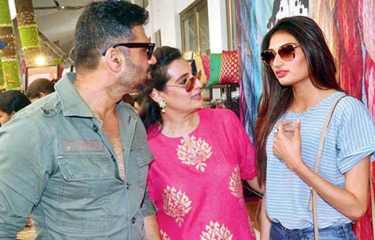 মানা শেঠি নিজে একজন সফল ব্যবসায়ী। আর মেয়ে আথিয়া শেঠি কিন্তু বলিউড অভিনেত্রী।