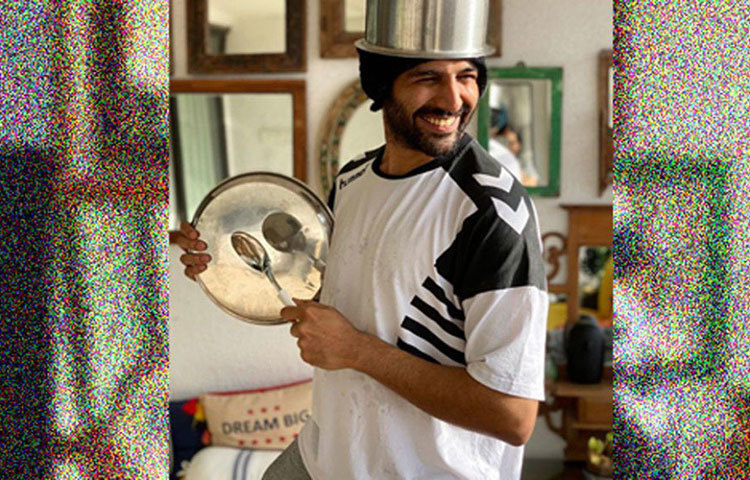 ‘পতি পতনি অউর ওহ্’- অভিনেতা কার্তিক আরিয়ানও একই কাজ করছেন বাড়িতে। এতদিন যেগুলো পরিচারিকা করে দিতেন, এখন সেগুলো সব নিজেই করে নিচ্ছেন।