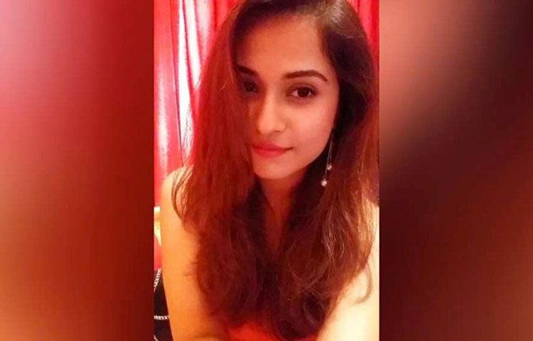 পুলিশের তদন্তে উঠে এসেছে, রাতের খাওয়াদাওয়ার পরে বন্ধুদের সঙ্গে মদ্যপান করেছিলেন দিশা। রাত একটা নাগাদ সুরাসক্ত অবস্থায় ১২ তলা ফ্ল্যাটের খোলা জানালা দিয়ে নীচে পড়ে যান তিনি।