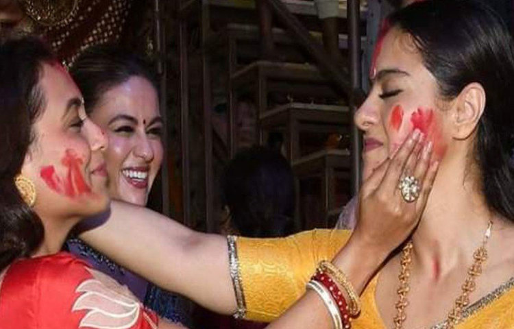 তবে সময়ের সঙ্গে সঙ্গে তিক্ততার তীব্রতা হয়তো কিছুটা প্রশমিত হয়েছে। আগে প্রকাশ্যে দুই বোন একে অন্যের প্রসঙ্গে কোনও মন্তব্য করা থেকে বিরত থাকতেন। এখন দু’জনে আড়ালেই রাখেন সবরকম তিক্ততা।