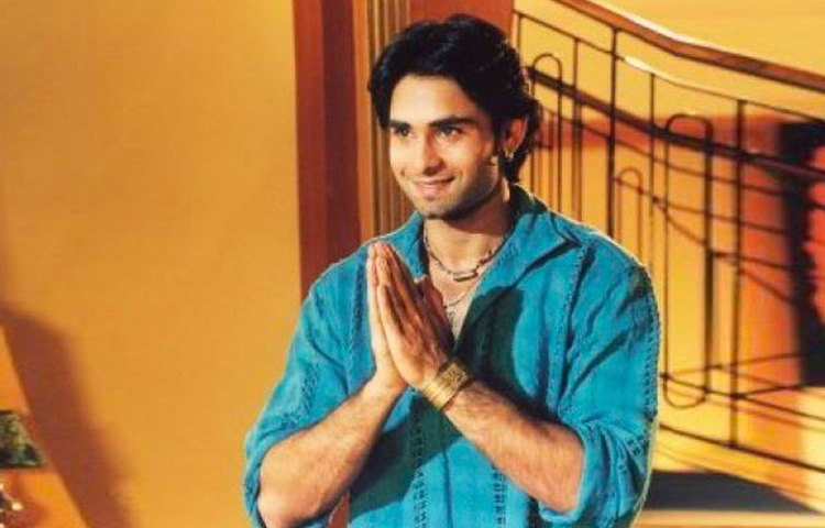 এরপরই মঞ্চে অবতীর্ণ হন নকুল। সব গুজবের অবসান ঘটিয়ে সোশ্যাল মিডিয়ায় জানান তিনি জীবিত। তারপরই জানা যায় কোথায় আছেন, কী করছেন এই নায়ক।